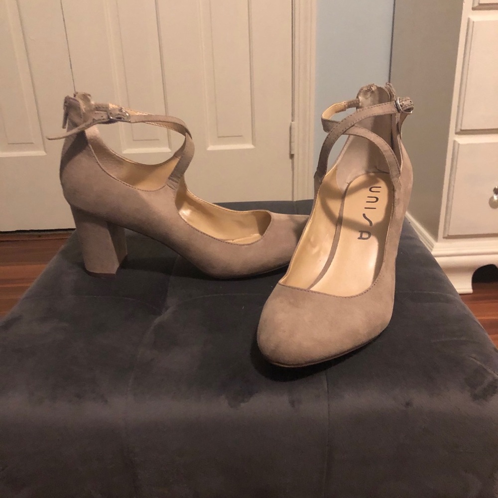 Gray/beige chunky heel shoe